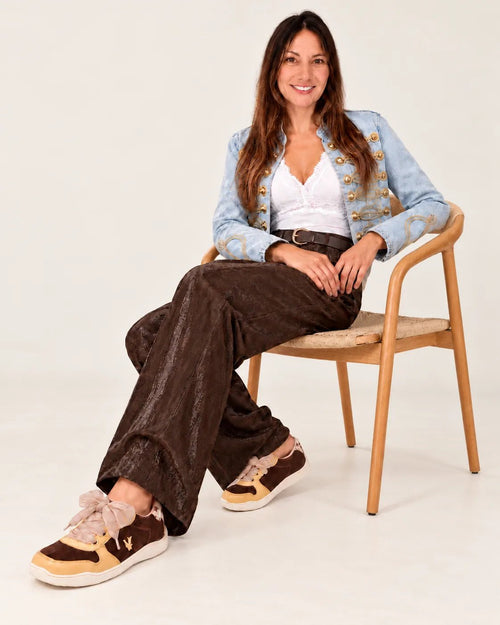 LÍA Mantequilla · Chocolate y mantequilla puesta con un look de diario