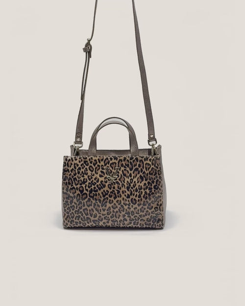 Vídeo 360° del bolso reversible CATALINA leopardo y negro de VALENTA UNIC girando para ver sus dos caras en charol, hecho en España