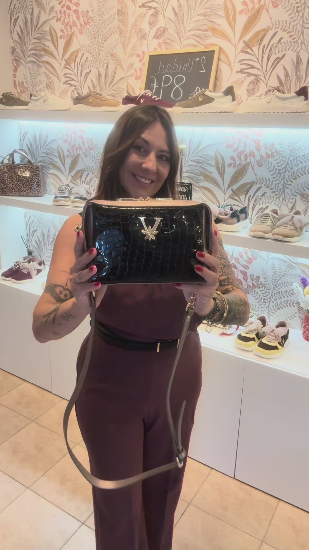 Bolso de piel reversible 2 en 1 Valenta Unic fabricado artesanalmente en España, una cara de piel coco charol en color negro y la otra cara en piel charol con estampado animal print, la base y laterales del bolso es en piel metalizada neutra.