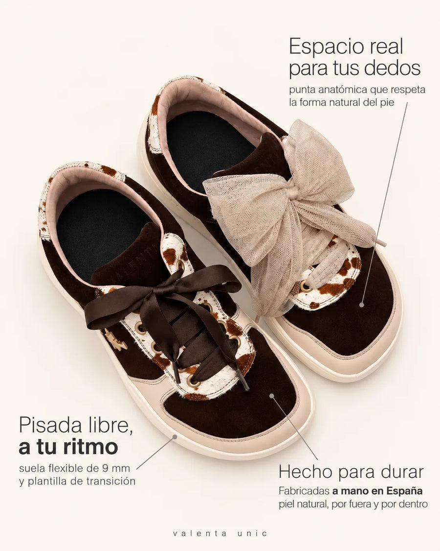 Infografía de la deportiva barefoot de transición LÍA chocolate y vaca de Valenta Unic: hecha a mano en España en piel por dentro y por fuera, puntera ancha y suela de 9 mm