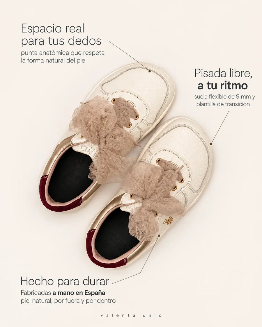 Infografía de la deportiva barefoot de transición LÍA nácar de Valenta Unic: hecha a mano en España en piel por dentro y por fuera, puntera ancha y suela de 9 mm